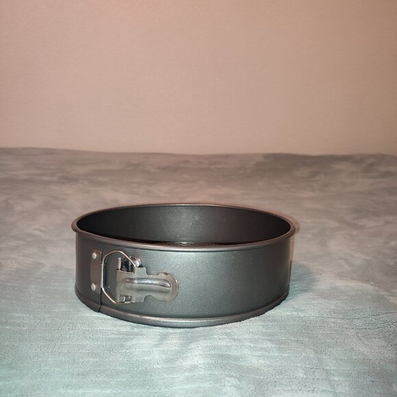 9 Inch Cake Baking Pan Bakeware Ovenware Deserts Spring Form Removable Bottom - Picture 3 of 7